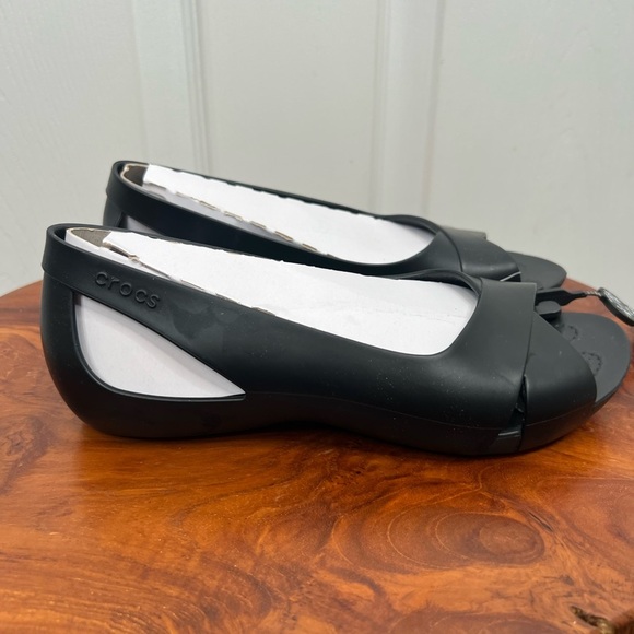 Crocs Women's Serena Flat Black Slip On Open Toe Sandals Size 4 Casual NEW - Picture 5 of 9